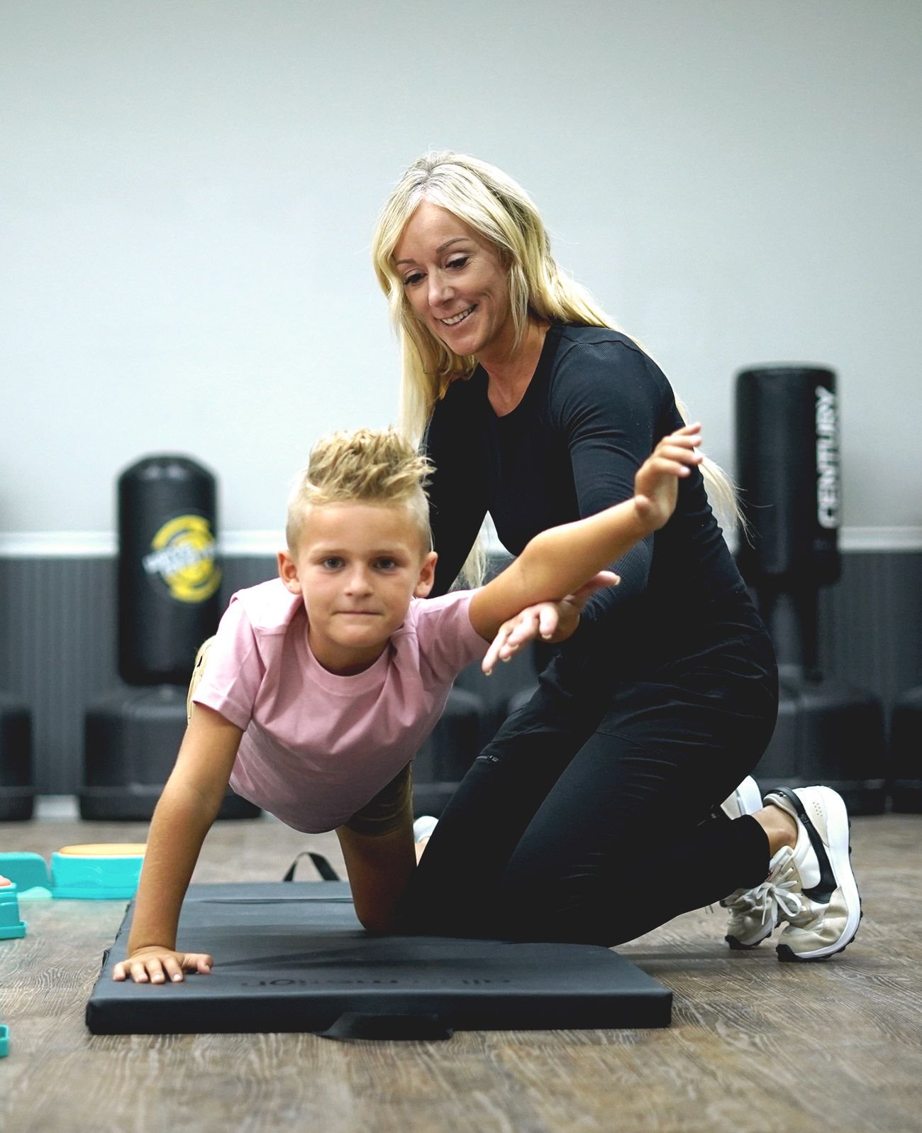 Quadruped dynamic stability with contralateral reach